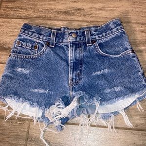 LEVIS dark denim short shorts